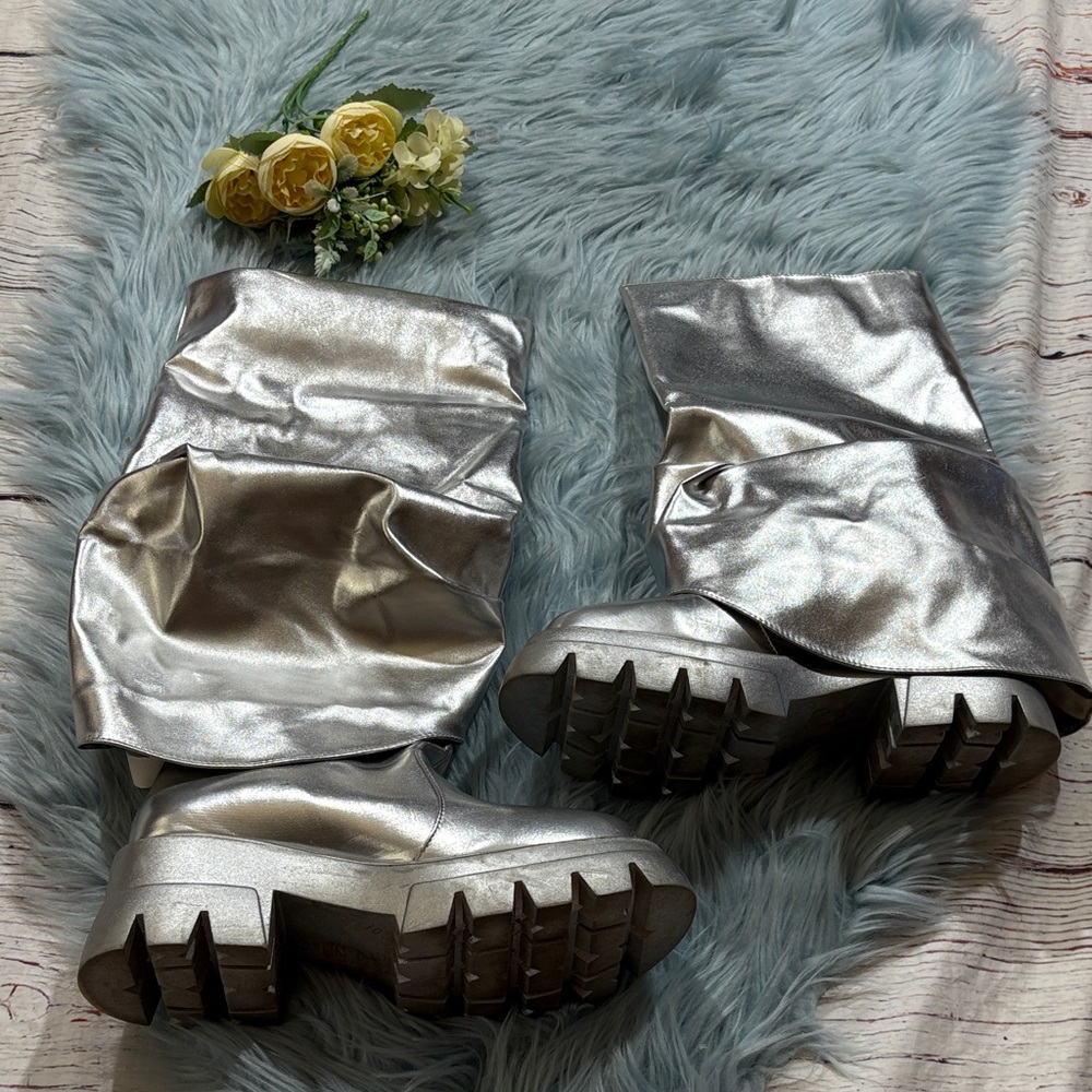 AZALEA WANG Silver Chunky Flat Boots sz 10